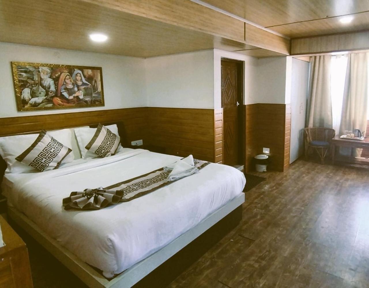 Hotel Kasturi Palace & Restaurant Darjeeling Дарджилинг Екстериор снимка