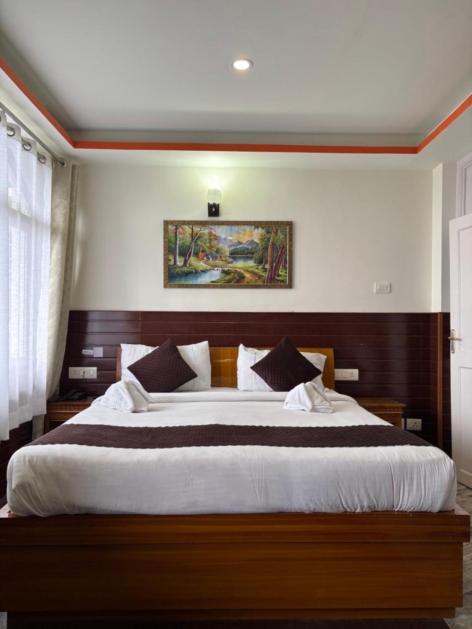 Hotel Kasturi Palace & Restaurant Darjeeling Дарджилинг Екстериор снимка