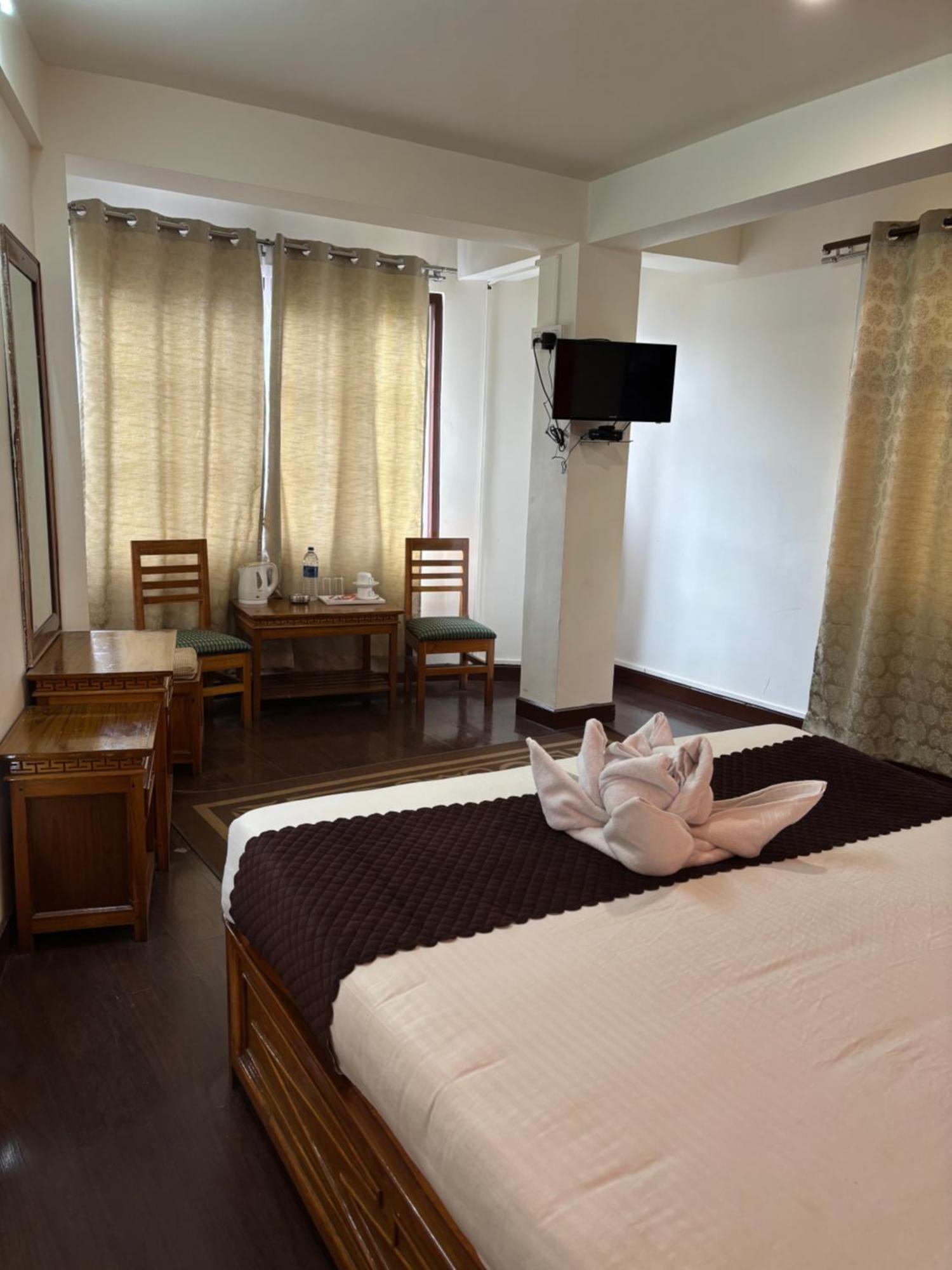 Hotel Kasturi Palace & Restaurant Darjeeling Дарджилинг Екстериор снимка