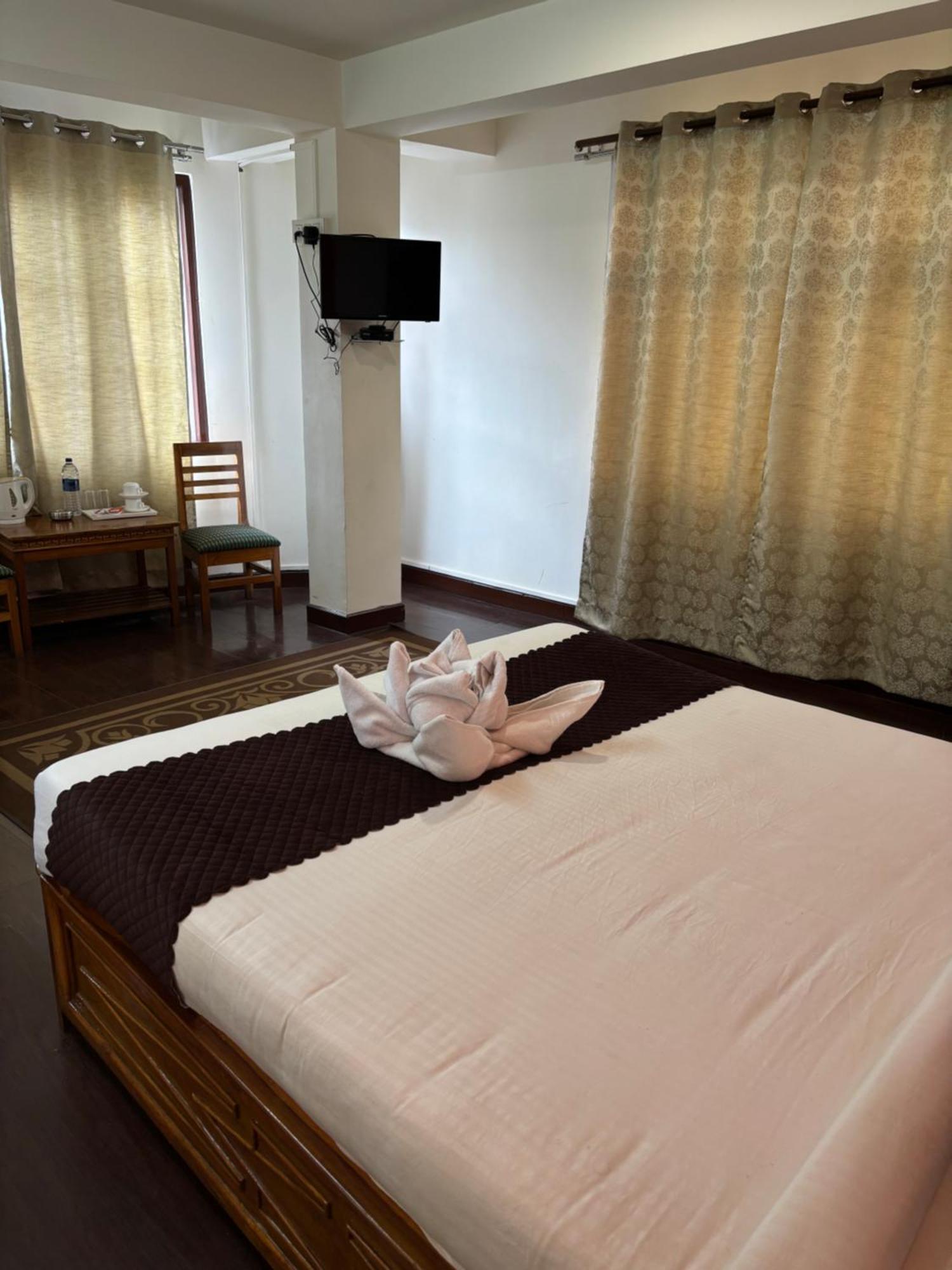Hotel Kasturi Palace & Restaurant Darjeeling Дарджилинг Екстериор снимка
