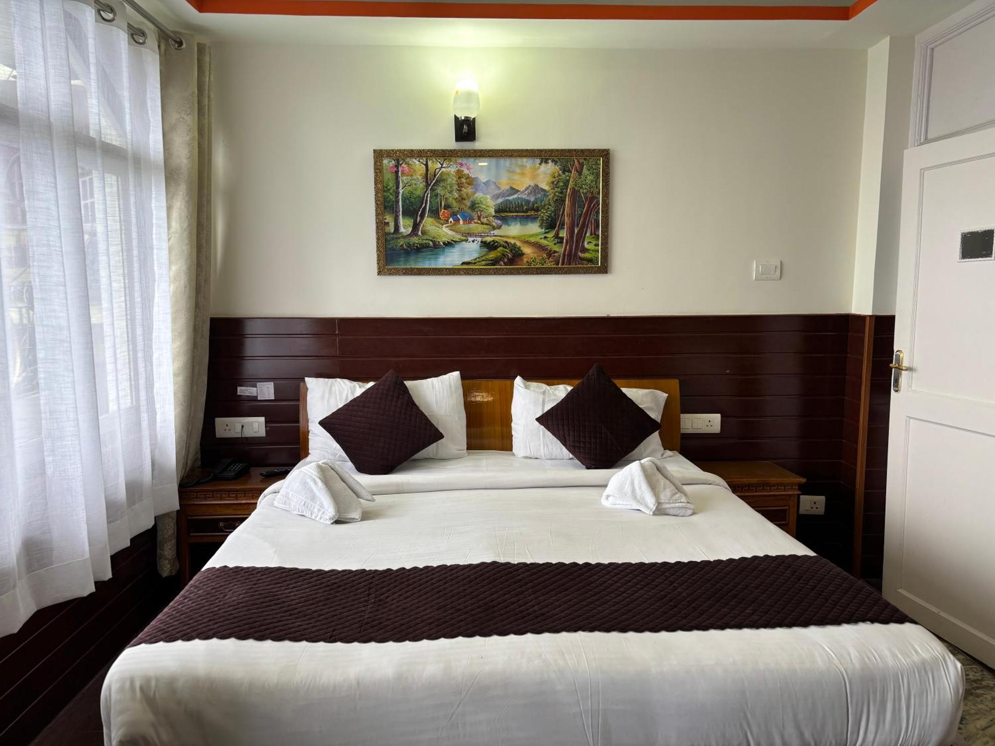 Hotel Kasturi Palace & Restaurant Darjeeling Дарджилинг Екстериор снимка